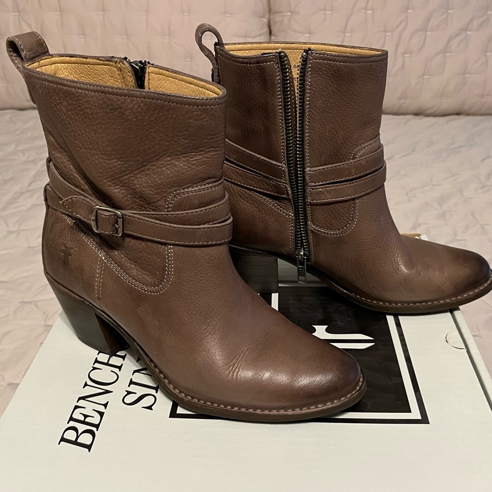 Frye Jackie River Short (Size 7)